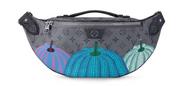 Louis Vuitton LV x YK Maxi Bumbag Pumpkin Print en toile Monogram Eclipse Reverse sombre avec motif citrouille de Yayoi Kusama.