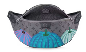Louis Vuitton LV x YK Maxi Bumbag Pumpkin Print en toile Monogram Eclipse Reverse sombre avec motif citrouille de Yayoi Kusama.