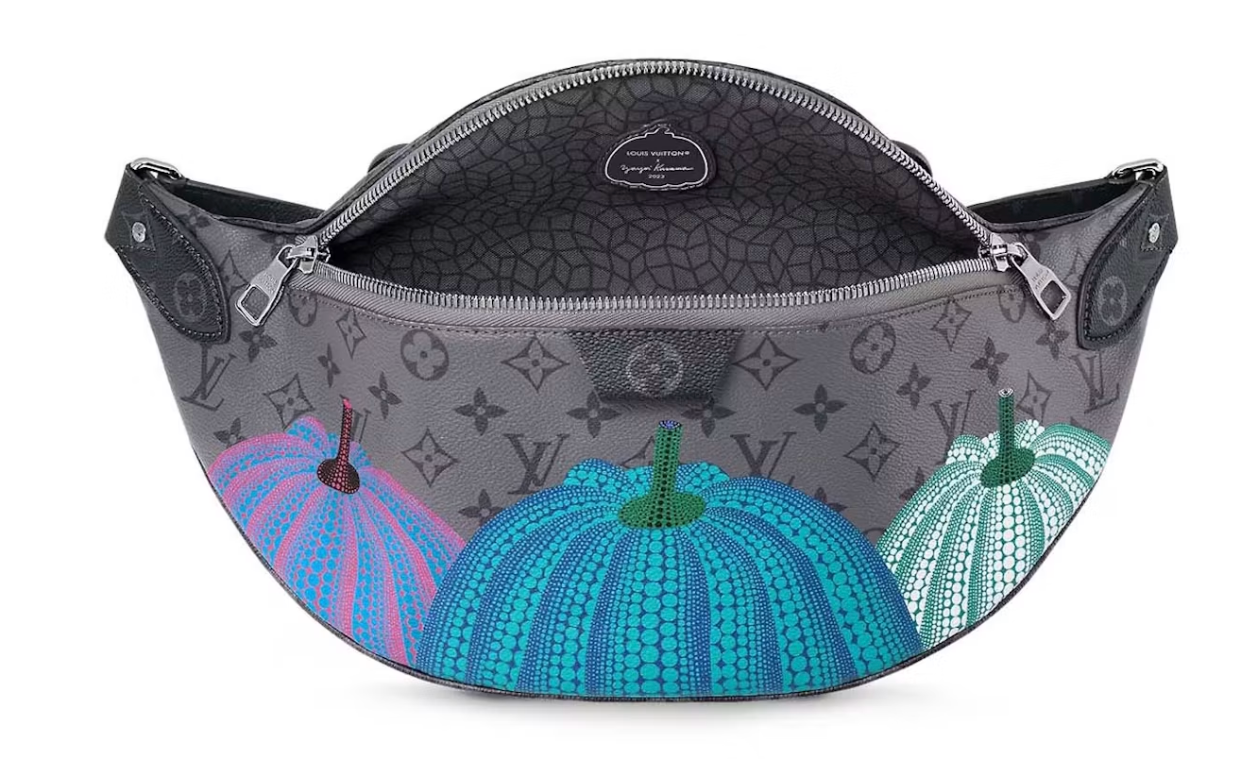 Louis Vuitton LV x YK Maxi Bumbag Pumpkin Print en toile Monogram Eclipse Reverse sombre avec motif citrouille de Yayoi Kusama.