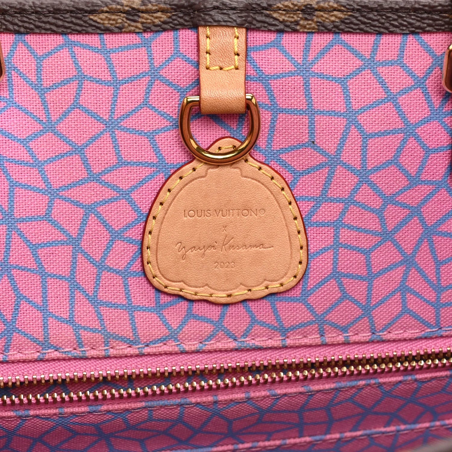 Louis Vuitton LV x YK Onthego MM Pumpkin Print en toile Monogram avec citrouilles multicolores de Yayoi Kusama et détails dorés.