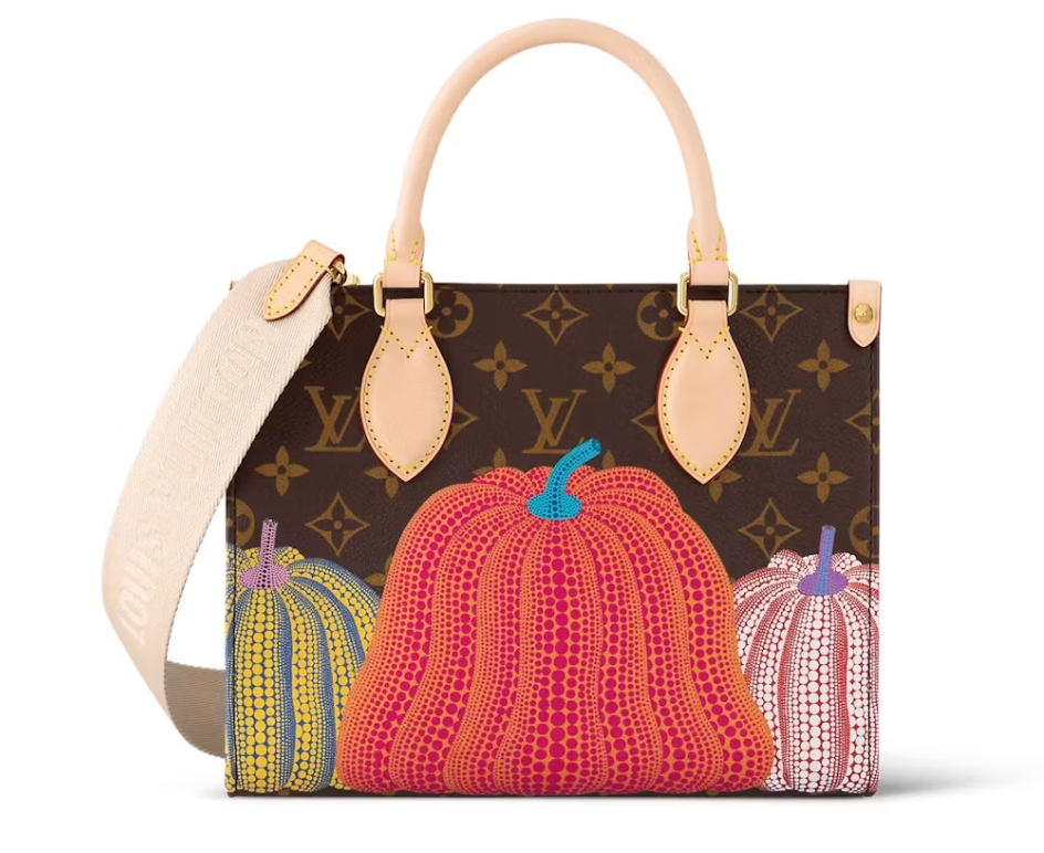 Louis Vuitton LV x YK Onthego PM Pumpkin Print en toile Monogram avec citrouilles multicolores de Yayoi Kusama et finitions dorées.