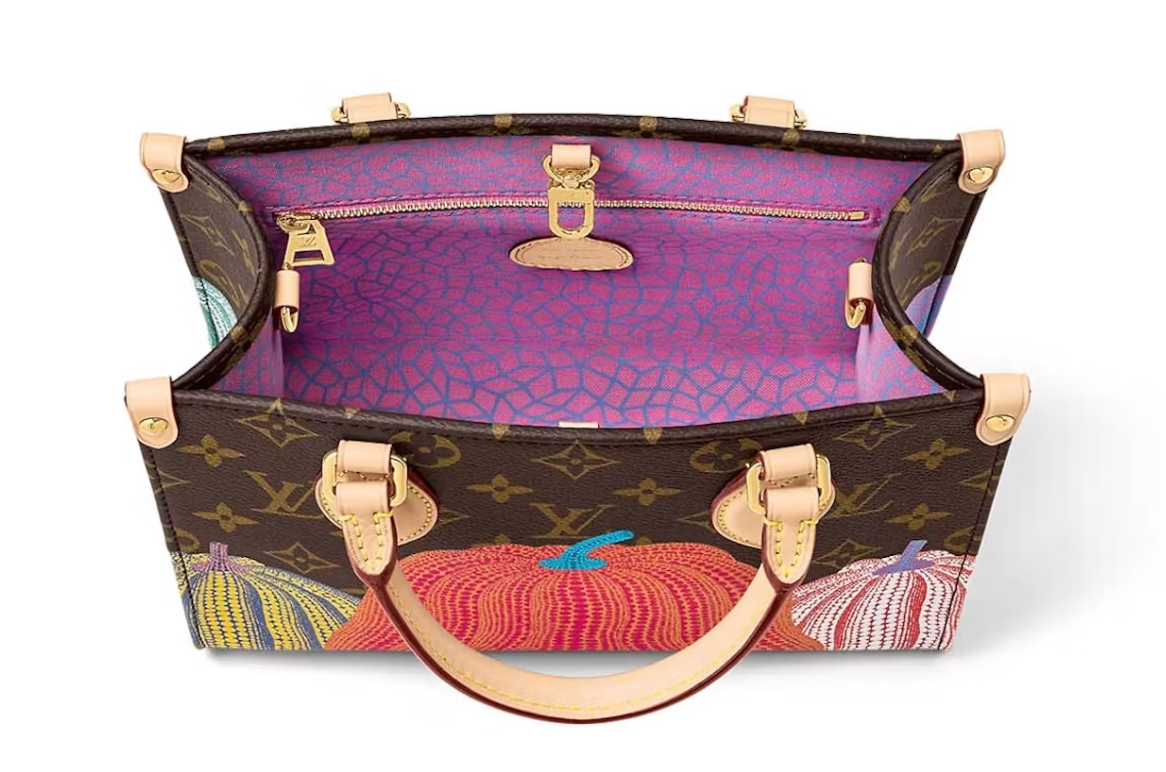 Louis Vuitton LV x YK Onthego PM Pumpkin Print en toile Monogram avec citrouilles multicolores de Yayoi Kusama et finitions dorées.