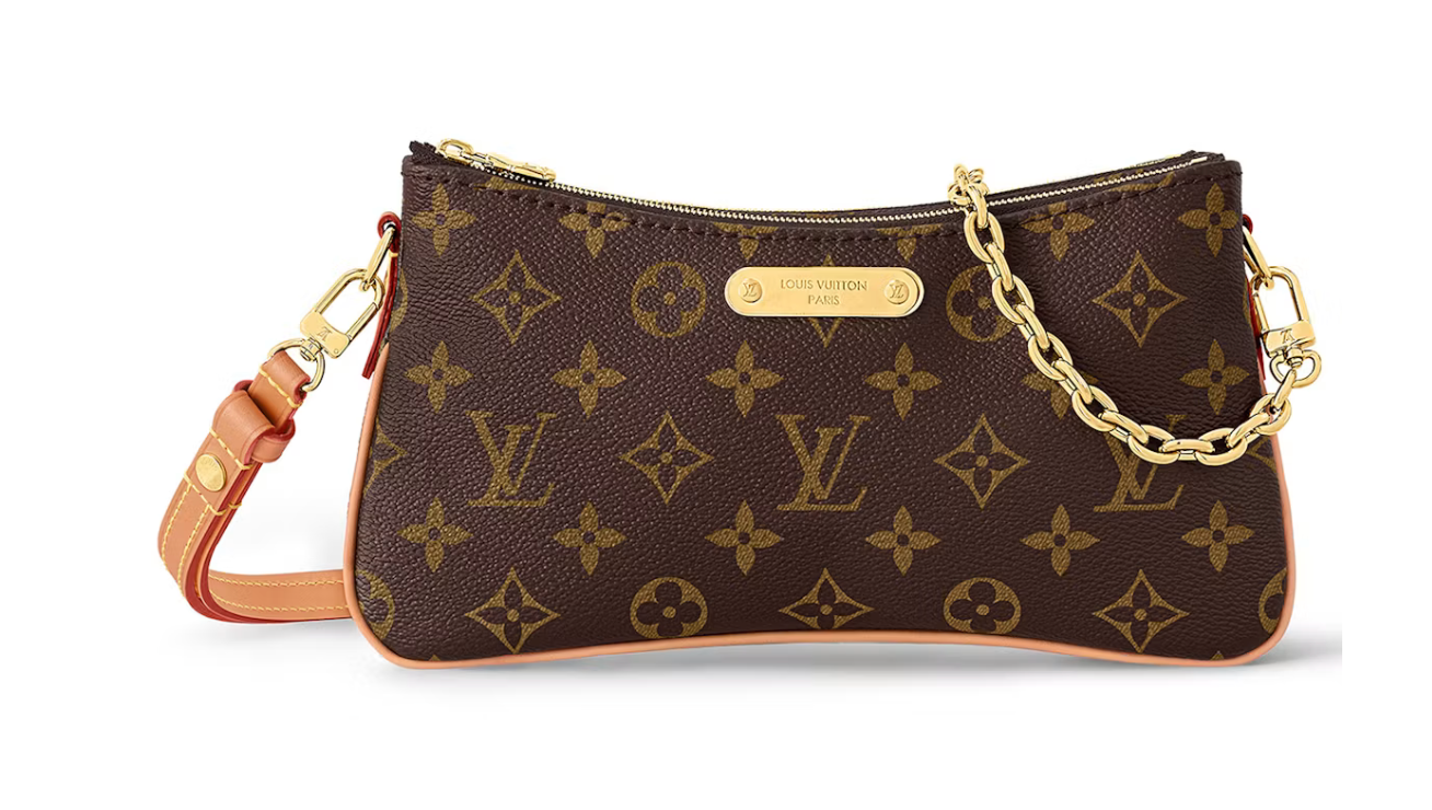 Louis Vuitton Liv Pochette Monogram en toile Monogram brune avec cuir naturel, plaque dorée, chaîne amovible et double bandoulière ajustable.