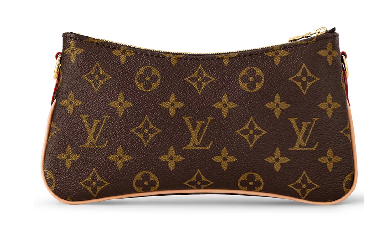 Louis Vuitton Liv Pochette Monogram en toile Monogram brune avec cuir naturel, plaque dorée, chaîne amovible et double bandoulière ajustable.