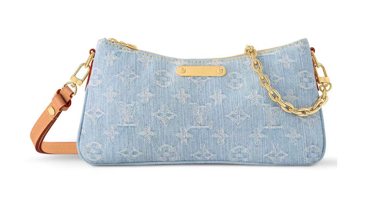 Louis Vuitton Liv Pochette Sky Blue Denim en coton bleu clair avec finitions métalliques dorées, chaîne amovible et bandoulière ajustable.