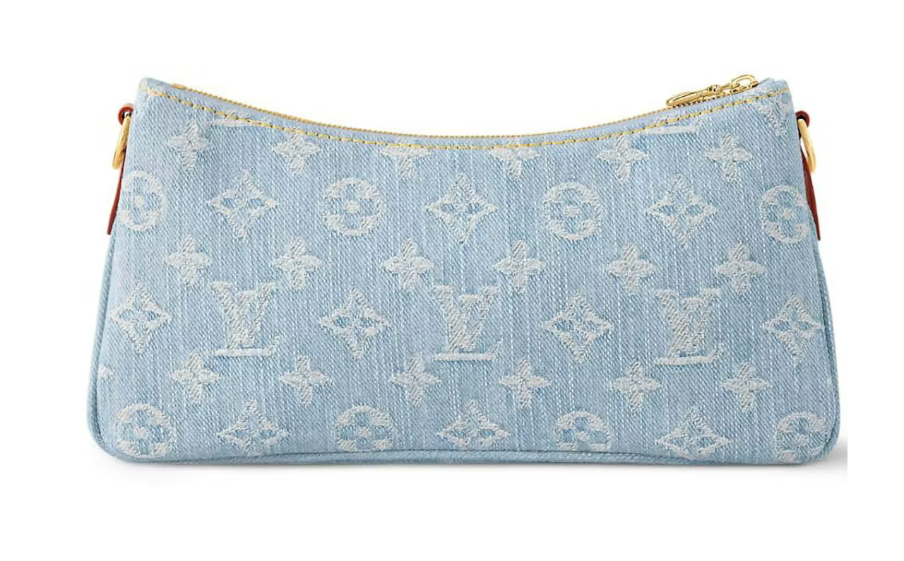 Louis Vuitton Liv Pochette Sky Blue Denim en coton bleu clair avec finitions métalliques dorées, chaîne amovible et bandoulière ajustable.