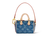 Louis Vuitton Micro Speedy Bag Charm Monogram Denim Blue en denim de coton bleu à motif Monogram avec poignées miniatures et finitions dorées.