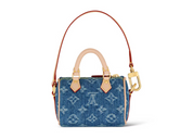 Louis Vuitton Micro Speedy Bag Charm Monogram Denim Blue en denim de coton bleu à motif Monogram avec poignées miniatures et finitions dorées.