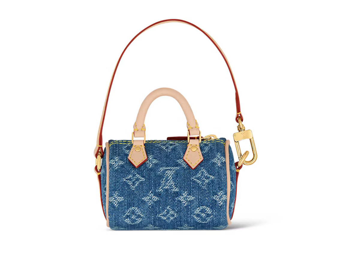Louis Vuitton Micro Speedy Bag Charm Monogram Denim Blue en denim de coton bleu à motif Monogram avec poignées miniatures et finitions dorées.