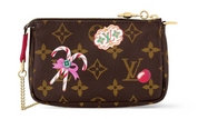 Louis Vuitton Mini Pochette Accessoires Monogram/Candy Red en canvas Monogram brun avec détails Candy Red et finitions métalliques dorées.