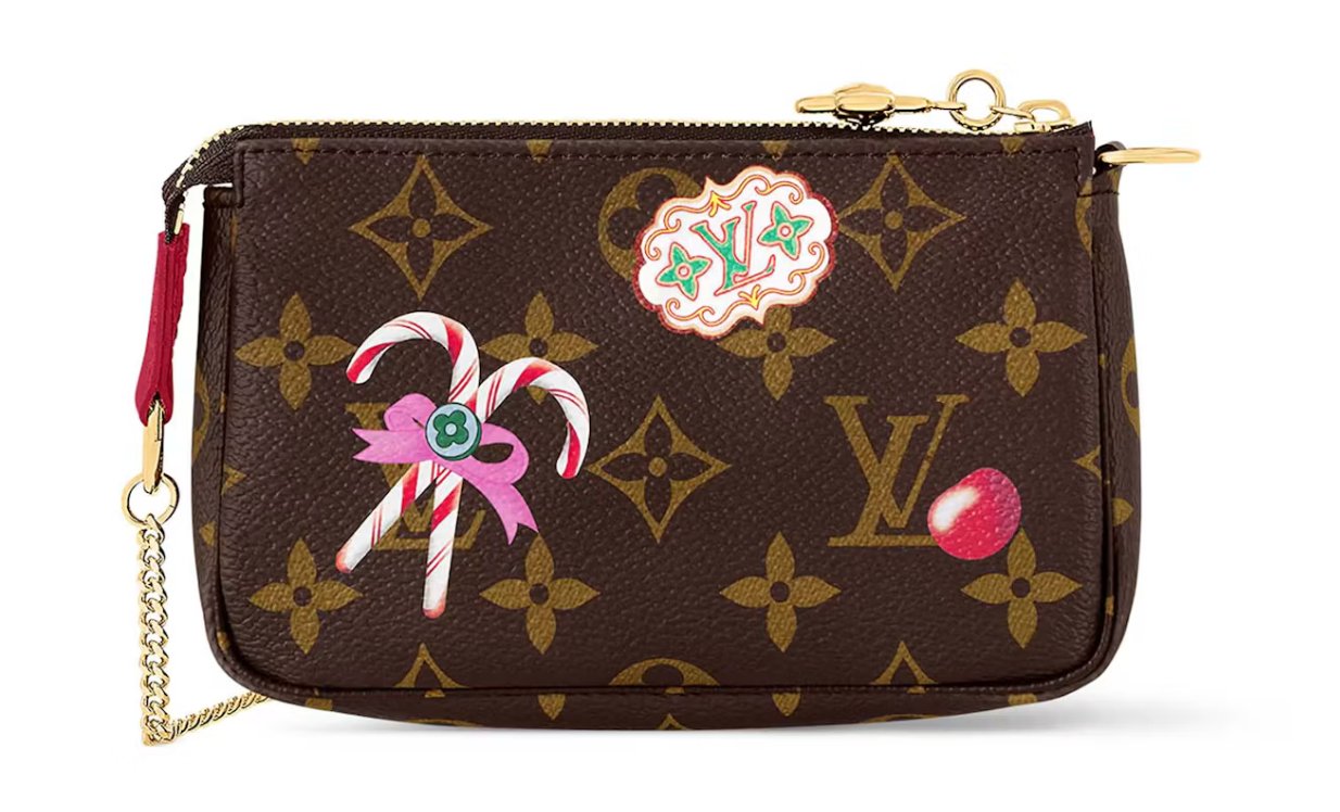 Louis Vuitton Mini Pochette Accessoires Monogram/Candy Red en canvas Monogram brun avec détails Candy Red et finitions métalliques dorées.