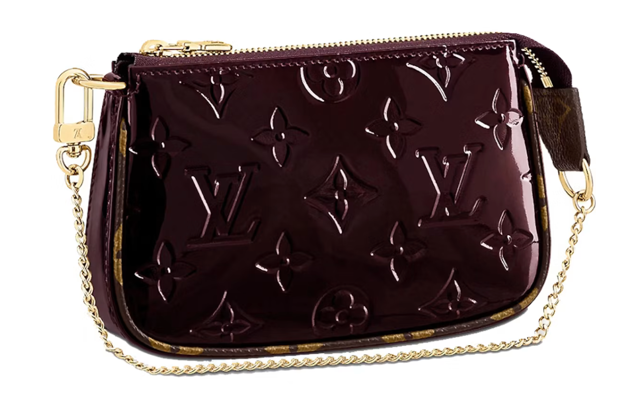 Louis Vuitton Mini Pochette Accessoires Monogram Vernis Amarante Red en cuir verni bordeaux à Monogram embossé avec chaîne et détails dorés.