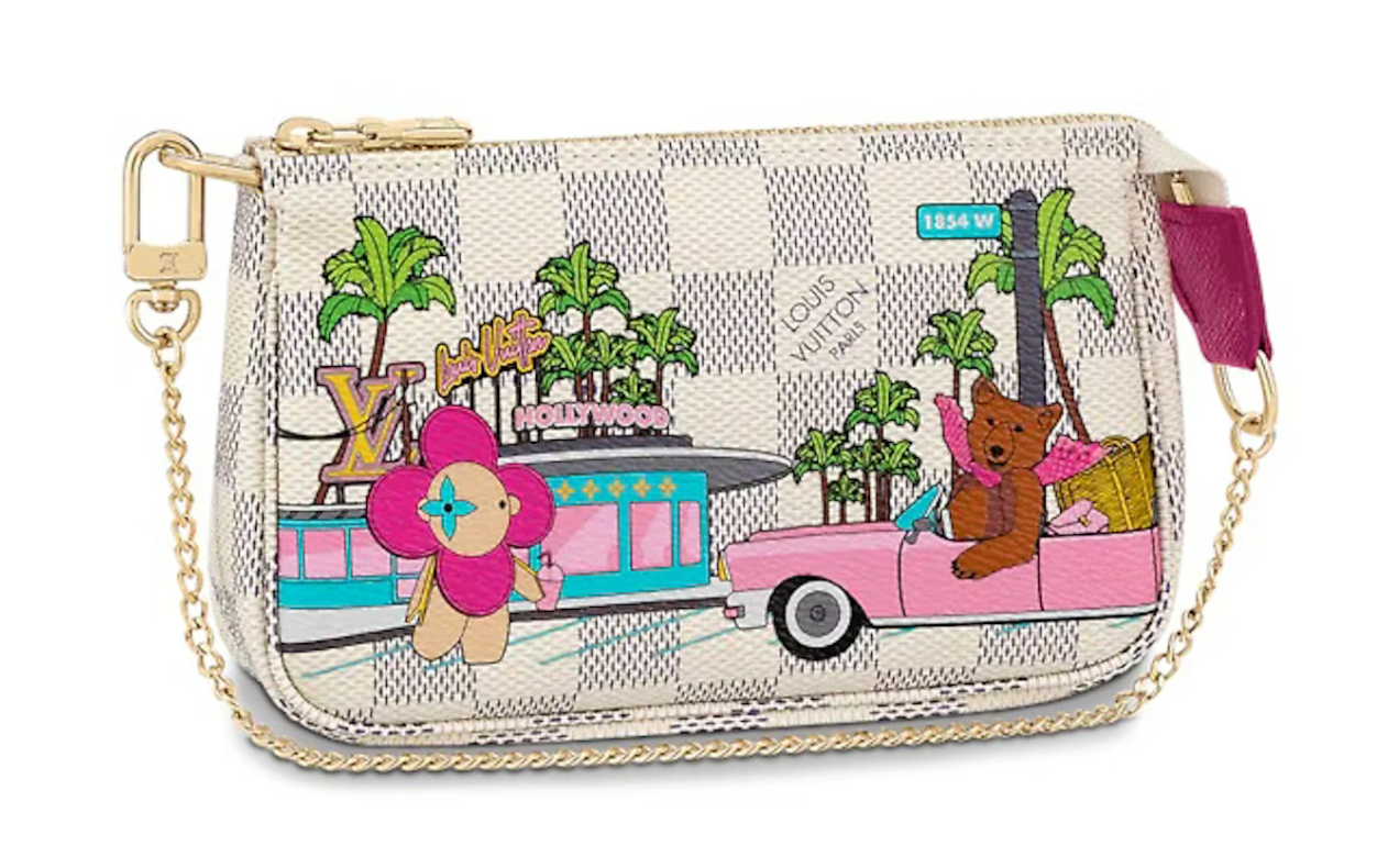 Louis Vuitton Mini Pochette Accessoires Monogram Vivienne Fuchsia Pink en toile Monogram brune avec illustration Vivienne rose fuchsia et chaîne dorée.