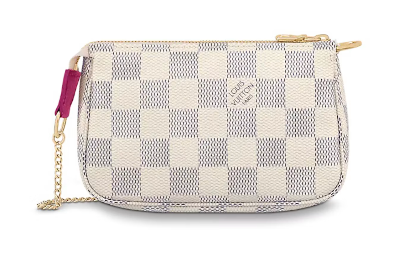 Louis Vuitton Mini Pochette Accessoires Monogram Vivienne Fuchsia Pink en toile Monogram brune avec illustration Vivienne rose fuchsia et chaîne dorée.