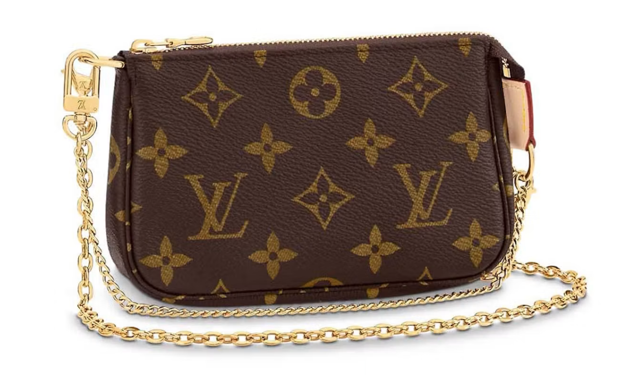 Louis Vuitton Mini Pochette Accessories On Chain Monogram en toile Monogram brune avec finitions métalliques dorées et chaîne de porté.