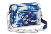 Louis Vuitton Mini Soft Trunk Bandana Monogram Blue M20557 en bleu Bandana Monogram avec quincaillerie argentée, chaîne latérale et bandoulière.