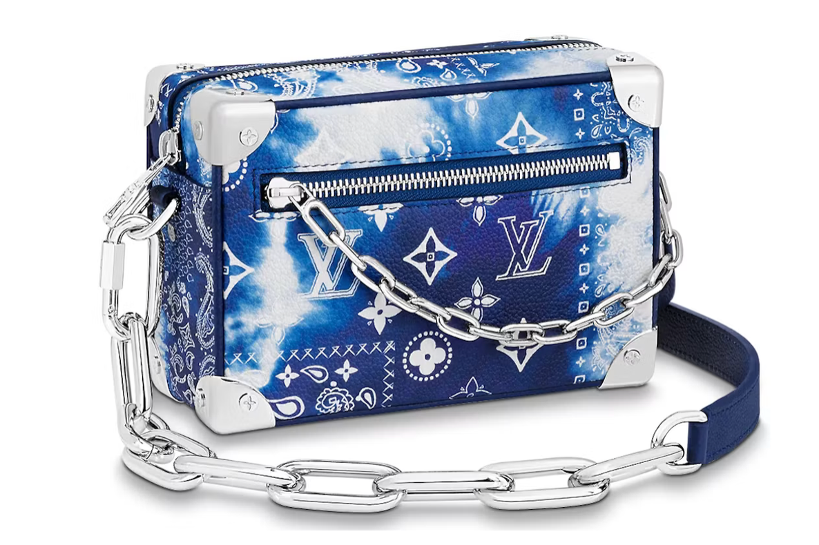 Louis Vuitton Mini Soft Trunk Bandana Monogram Blue M20557 en bleu Bandana Monogram avec quincaillerie argentée, chaîne latérale et bandoulière.
