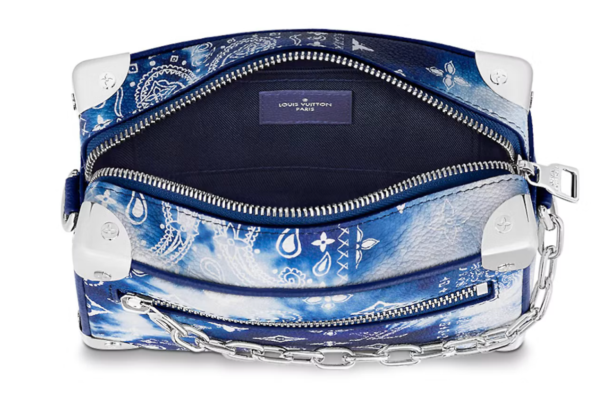 Louis Vuitton Mini Soft Trunk Bandana Monogram Blue M20557 en bleu Bandana Monogram avec quincaillerie argentée, chaîne latérale et bandoulière.