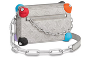 Louis Vuitton Mini Soft Trunk Chalk en cuir de vache clair avec finitions métalliques argentées et silhouette rectangulaire compacte.
