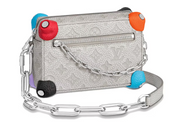 Louis Vuitton Mini Soft Trunk Chalk en cuir de vache clair avec finitions métalliques argentées et silhouette rectangulaire compacte.