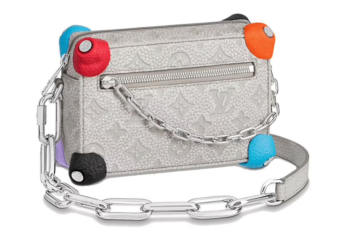 Louis Vuitton Mini Soft Trunk Chalk en cuir de vache clair avec finitions métalliques argentées et silhouette rectangulaire compacte.
