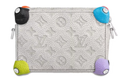 Louis Vuitton Mini Soft Trunk Chalk en cuir de vache clair avec finitions métalliques argentées et silhouette rectangulaire compacte.