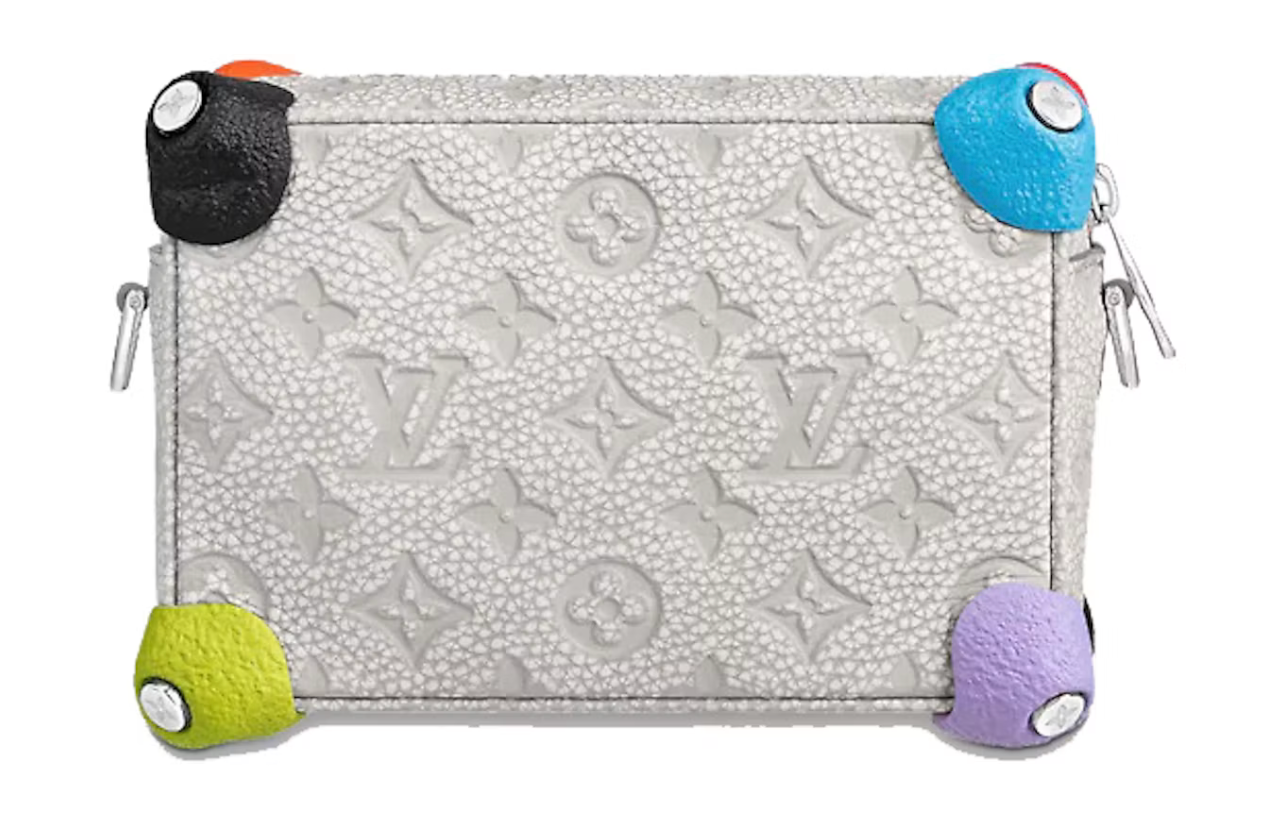 Louis Vuitton Mini Soft Trunk Chalk en cuir de vache clair avec finitions métalliques argentées et silhouette rectangulaire compacte.