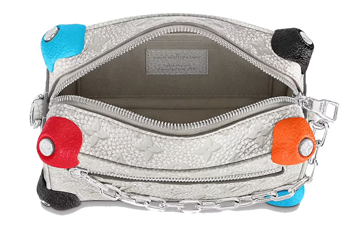 Louis Vuitton Mini Soft Trunk Chalk en cuir de vache clair avec finitions métalliques argentées et silhouette rectangulaire compacte.