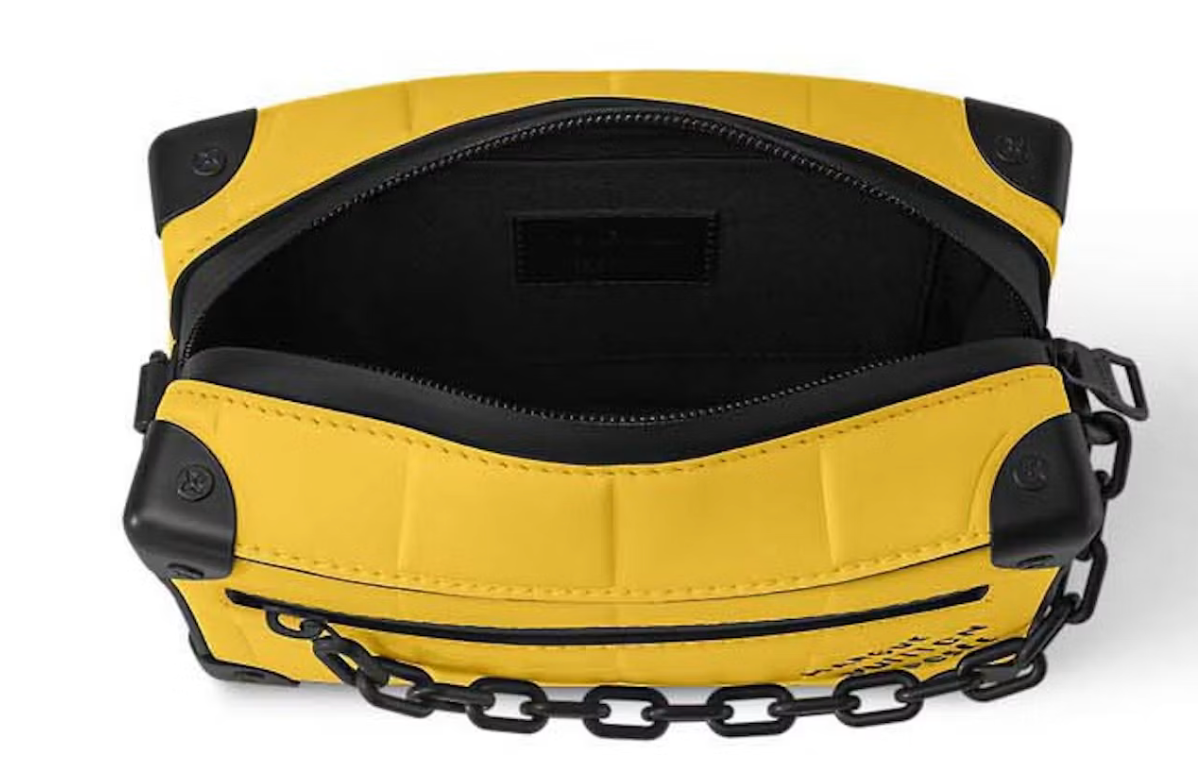 Louis Vuitton Mini Soft Trunk Damier Scuba Yellow en cuir de veau jaune à motif Damier en relief, détails métalliques noirs et bandoulière.