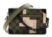 Louis Vuitton Mini Soft Trunk Damoflage Green Damoflage Damier, sac crossbody vert en toile Damier camouflage pixelisée avec détails noirs.