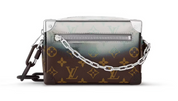 Louis Vuitton Mini Soft Trunk Metallic en toile Monogram Metallic Nebula argentée à reflets bleus et violets, avec chaînes et détails argentés.