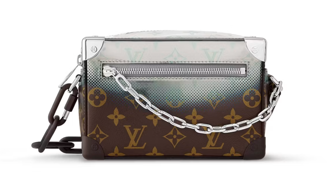 Louis Vuitton Mini Soft Trunk Metallic en toile Monogram Metallic Nebula argentée à reflets bleus et violets, avec chaînes et détails argentés.