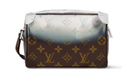 Louis Vuitton Mini Soft Trunk Metallic en toile Monogram Metallic Nebula argentée à reflets bleus et violets, avec chaînes et détails argentés.