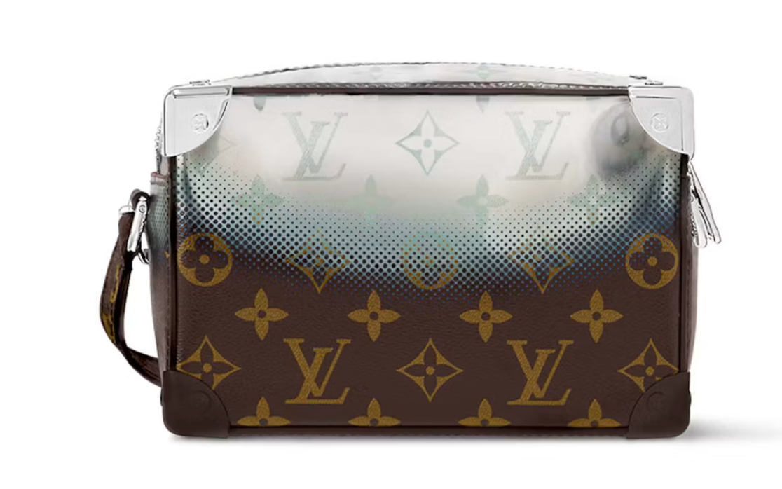 Louis Vuitton Mini Soft Trunk Metallic en toile Monogram Metallic Nebula argentée à reflets bleus et violets, avec chaînes et détails argentés.