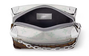 Louis Vuitton Mini Soft Trunk Metallic en toile Monogram Metallic Nebula argentée à reflets bleus et violets, avec chaînes et détails argentés.