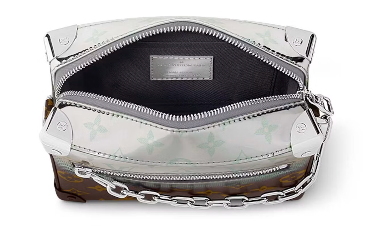 Louis Vuitton Mini Soft Trunk Metallic en toile Monogram Metallic Nebula argentée à reflets bleus et violets, avec chaînes et détails argentés.