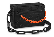 Louis Vuitton Mini Soft Trunk Monogram Black en cuir Taurillon noir embossé Monogram, avec chaînes et finitions métalliques noir mat.