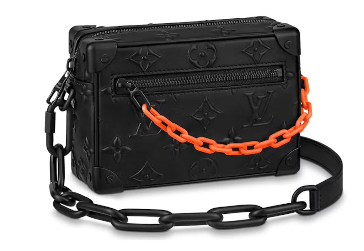 Louis Vuitton Mini Soft Trunk Monogram Black en cuir Taurillon noir embossé Monogram, avec chaînes et finitions métalliques noir mat.