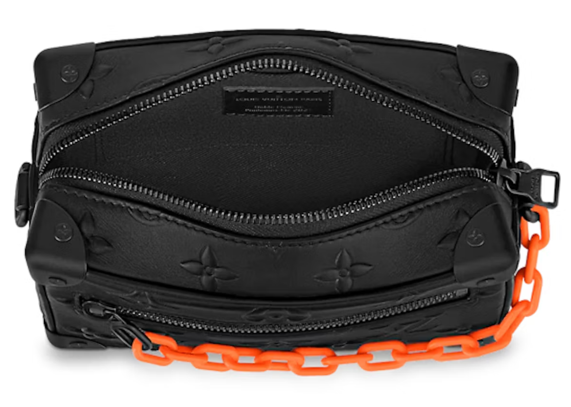 Louis Vuitton Mini Soft Trunk Monogram Black en cuir Taurillon noir embossé Monogram, avec chaînes et finitions métalliques noir mat.