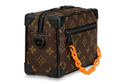 Louis Vuitton Mini Soft Trunk Monogram Brown/Orange en toile Monogram marron avec chaînes orange et noires et coins renforcés.