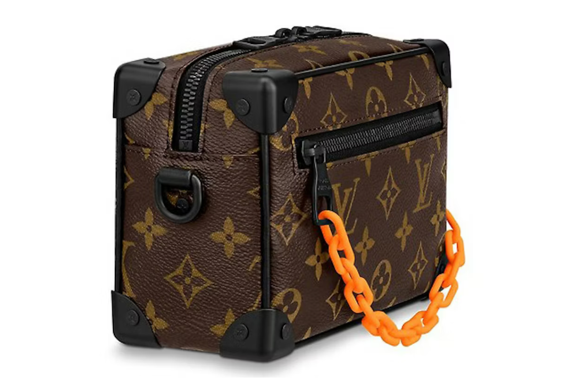 Louis Vuitton Mini Soft Trunk Monogram Brown/Orange en toile Monogram marron avec chaînes orange et noires et coins renforcés.