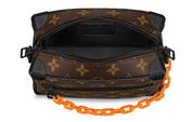 Louis Vuitton Mini Soft Trunk Monogram Brown/Orange en toile Monogram marron avec chaînes orange et noires et coins renforcés.