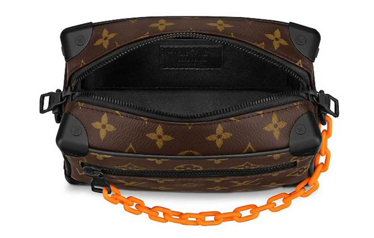 Louis Vuitton Mini Soft Trunk Monogram Brown/Orange en toile Monogram marron avec chaînes orange et noires et coins renforcés.