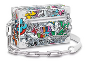 Louis Vuitton Mini Soft Trunk Multicolor en toile Monogram Comics blanche et multicolore avec finitions métalliques argentées.