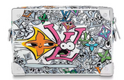 Louis Vuitton Mini Soft Trunk Multicolor en toile Monogram Comics blanche et multicolore avec finitions métalliques argentées.
