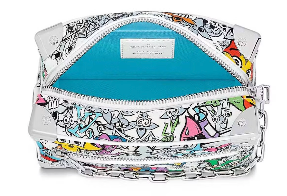 Louis Vuitton Mini Soft Trunk Multicolor en toile Monogram Comics blanche et multicolore avec finitions métalliques argentées.
