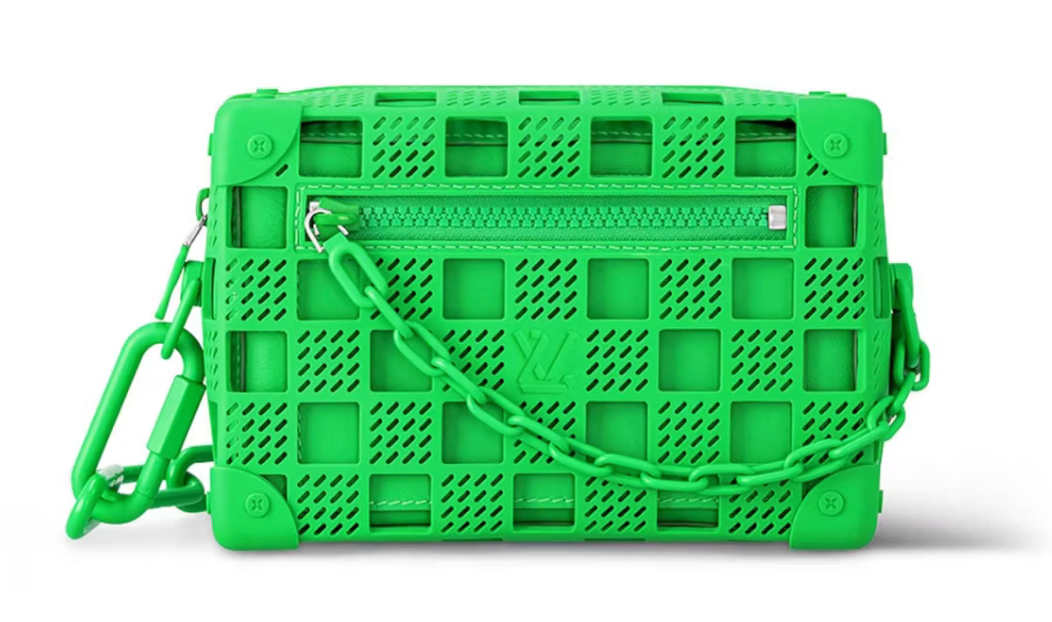 Louis Vuitton Mini Soft Trunk Rubber Green en caoutchouc vert avec finitions métalliques vertes et silhouette rectangulaire compacte.