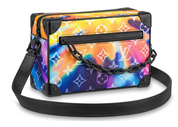 Louis Vuitton Mini Soft Trunk Sunset Monogram Multicolor en toile Monogram multicolore avec détails métalliques noirs et forme rectangulaire compacte.