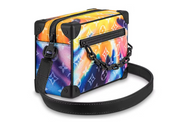 Louis Vuitton Mini Soft Trunk Sunset Monogram Multicolor en toile Monogram multicolore avec détails métalliques noirs et forme rectangulaire compacte.