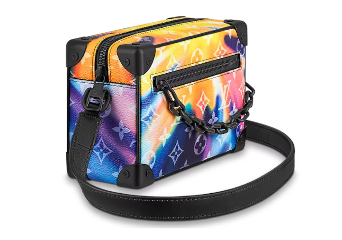 Louis Vuitton Mini Soft Trunk Sunset Monogram Multicolor en toile Monogram multicolore avec détails métalliques noirs et forme rectangulaire compacte.